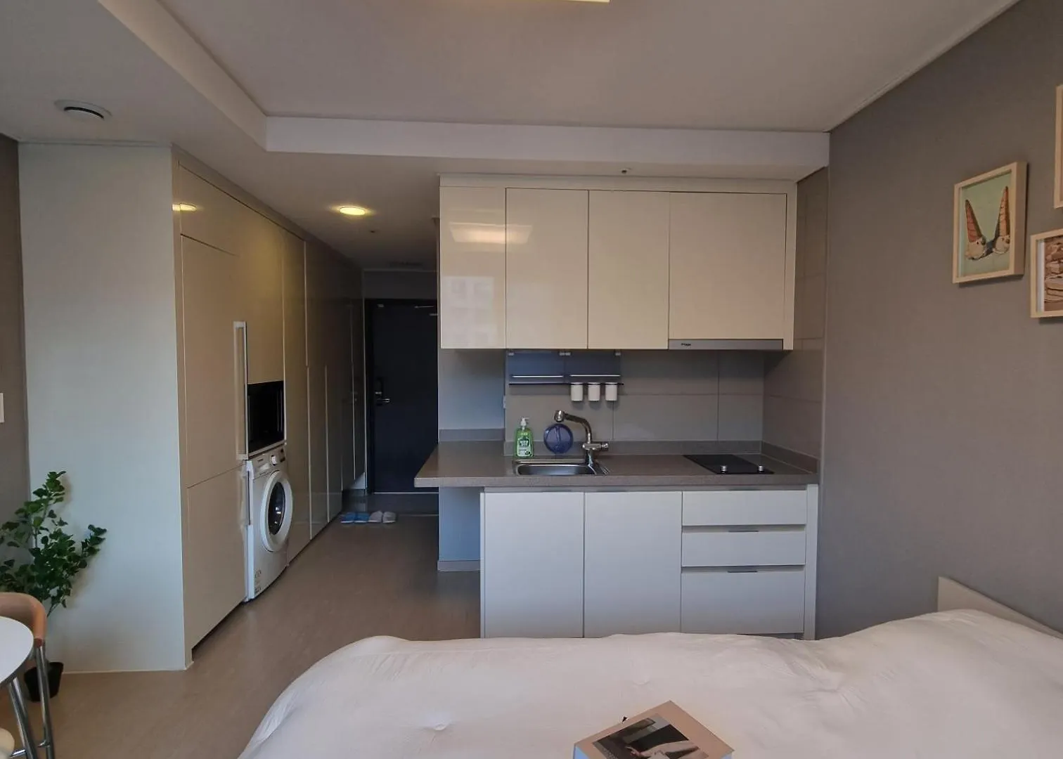 Coco House, Seoul, 5 Subway Stops Away Lotte Tower Seul